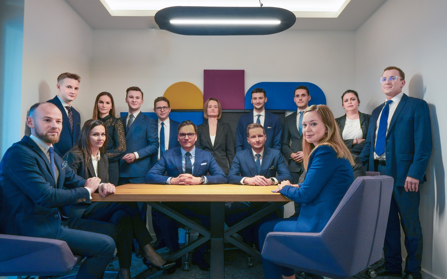 Zdjęcie grupowe zespołu kancelarii Sosnowski przy stole konferencyjnym